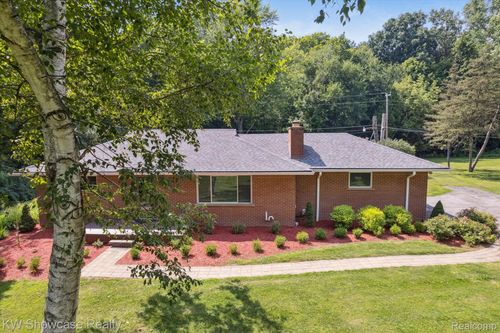 18061 Lathers St, Livonia, MI, 48152-3783 | Card Image