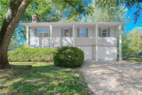 404 Ne Castle Dr, Lee's Summit, MO, 64086-3011 | Card Image