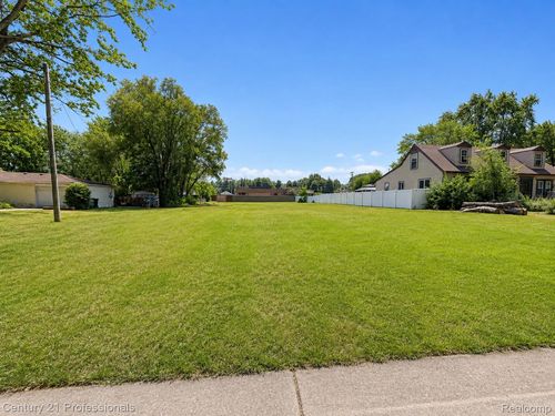 5610 Noll St, Sterling Heights, MI, 48310-4137 | Card Image