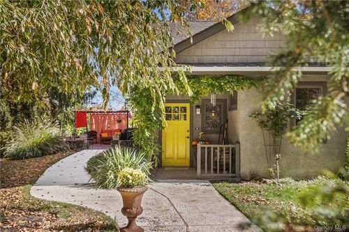 4 Valley Trl, Croton-On-Hudson, NY, 10520-2214 | Card Image