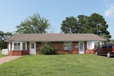 731 W Washington, Home with 3 bedrooms, 2 bathrooms and null parking in McAlester OK | Image 2