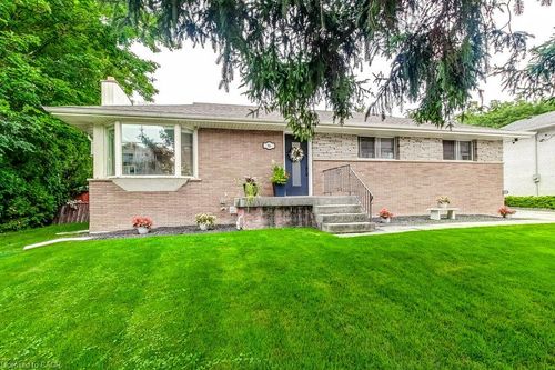 56 Barton St, Waterdown, ON, L8B0E8 | Card Image