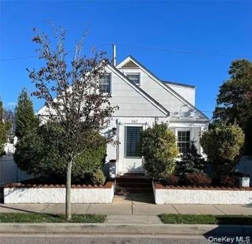 142 Cleveland Ave, Long Beach, NY, 11561-3811 | Card Image