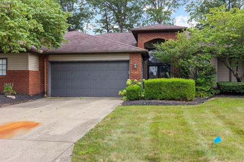 5214 Parkhurst Dr, Sheffield Village, OH, 44054-2956 | Card Image