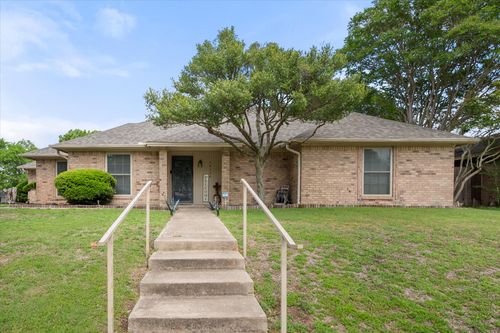 10124 Stoneleigh Dr, Benbrook, TX, 76126-3010 | Card Image