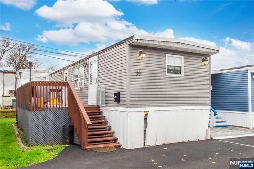 39 Helen Dr, Moonachie, NJ, 07074-1826 | Card Image