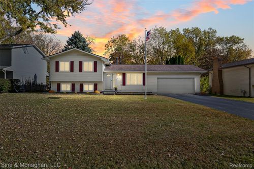 2170 Mattie Lu Dr, Auburn Hills, MI, 48326-2425 | Card Image