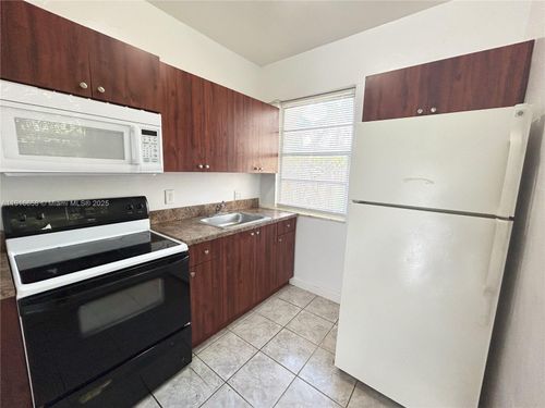 3b-667 Ne 86th St, Miami, FL, 33138-3833 | Card Image