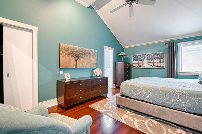 Spacious feel to the primary BE with vaulted ceiling. | Image 11