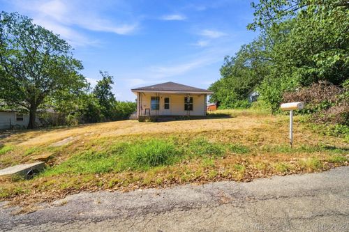 404 W Walnut St, Drumright, OK, 74030-3222 | Card Image