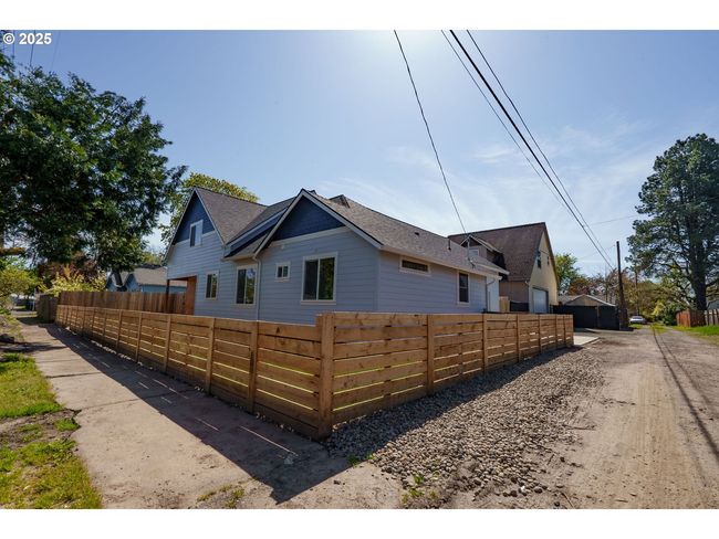 535 E St, House other with 4 bedrooms, 3 bathrooms and 1 parking in Independence OR | Image 4