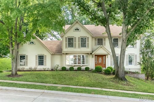 384 Greentrails Dr S, Chesterfield, MO, 63017-2982 | Card Image