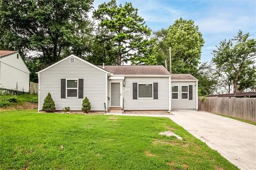 4552 Locust St, Kansas City, MO, 64116-1854 | Card Image
