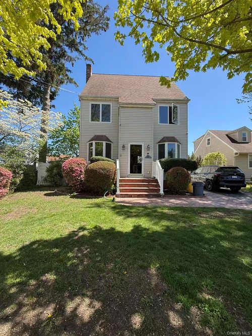 116 West Ave, Hicksville, NY, 11801-4634 | Card Image