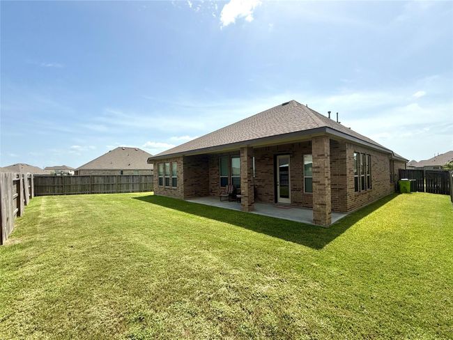 There is plenty of room for entertaining your guests. | Image 32