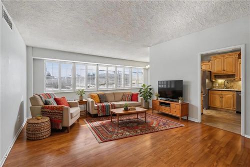 apt-413-333 W Meyer Blvd, Kansas City, MO, 64113-1743 | Card Image