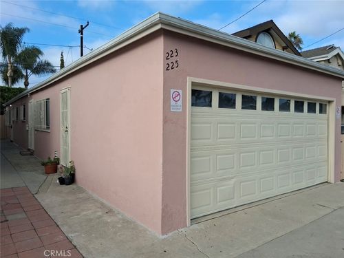 223 E Pleasant St, Long Beach, CA, 90805-6830 | Card Image