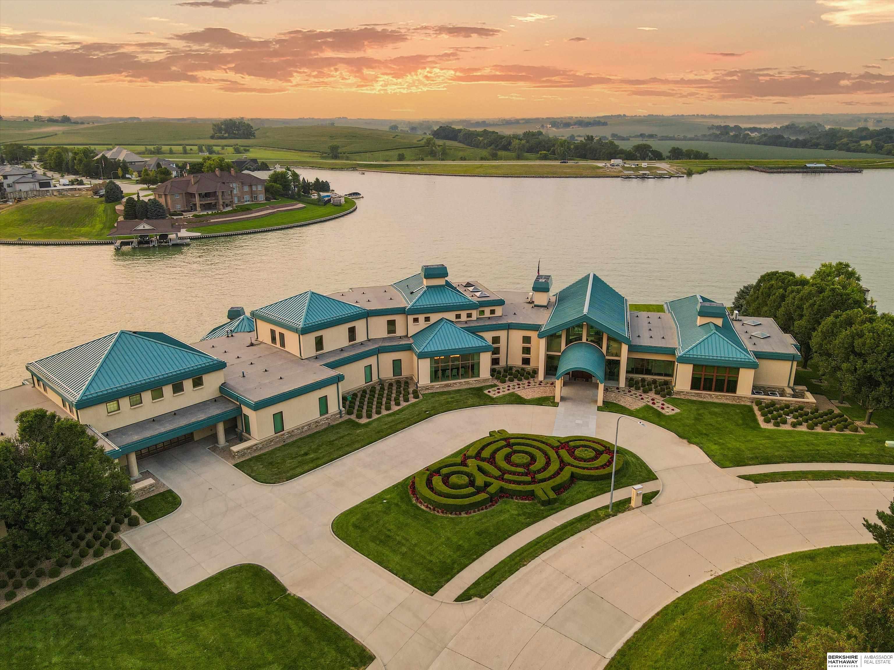 Island Cir, Bennington, NE 68007