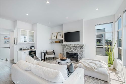 647 1st Pl, Hermosa Beach, CA, 90254-5202 | Card Image