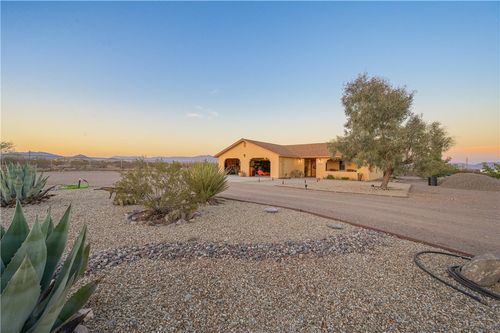 3596 N Emery Park Rd, Golden Valley, AZ, 86413-9479 | Card Image