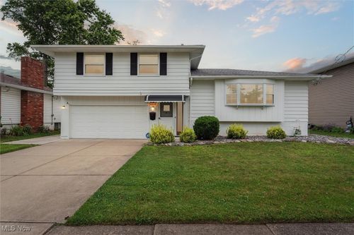 13520 Starlite Dr, Brook Park, OH, 44142-3238 | Card Image
