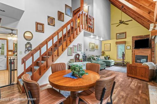 424 Saunders Dr, Bushkill, PA, 18324-8579 | Card Image