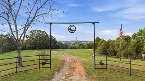 977 S Highway 137, Willow Springs, MO, 65793-7947 | Card Image