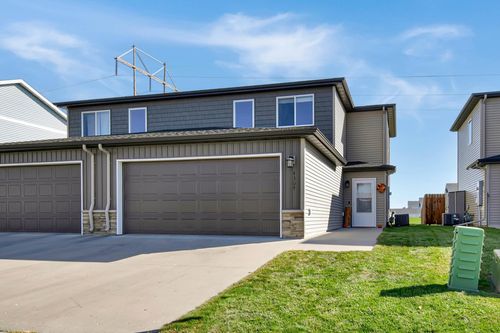4304 Estate Dr S, Fargo, ND, 58104-3318 | Card Image