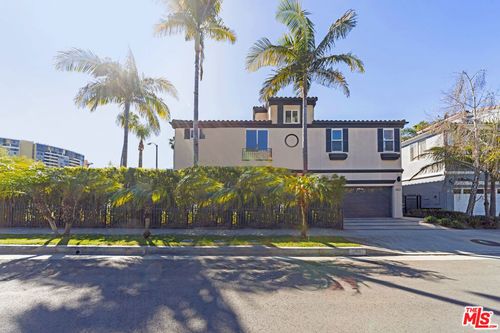 682 Oxford Ave, Venice, CA, 90291-4724 | Card Image