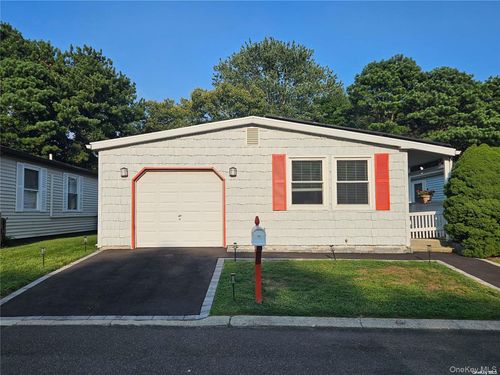 124-124 Village Cir W, Manorville, NY, 11949-9674 | Card Image