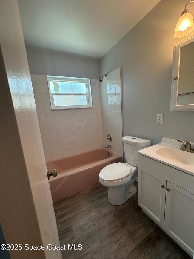 Guest Bathroom w/Tub-Shower Combo | Image 20