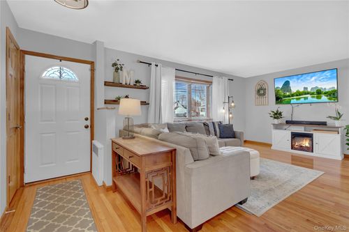 57 Roosevelt Dr, Bethpage, NY, 11714-5536 | Card Image