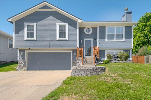 208 Hampton Dr, Smithville, MO, 64089-8397 | Card Image