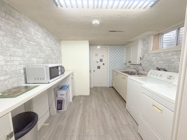 LOWER - 10 Huckleberry Lane, House other with 4 bedrooms, 2 bathrooms and 3 parking in Thornhill ON | Image 4