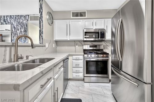 203-3078 Tarpon Dr, Las Vegas, NV, 89120-5192 | Card Image