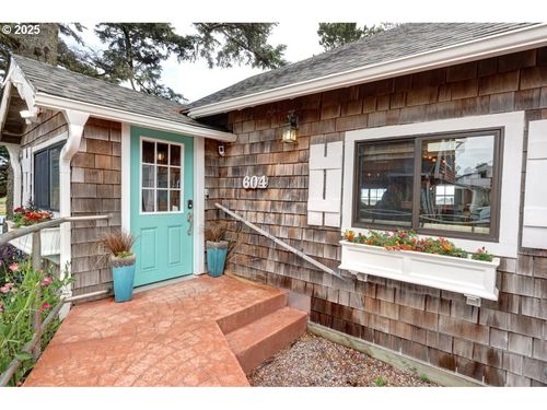604 15th Ave, Seaside, OR, 97138-7122 | Card Image