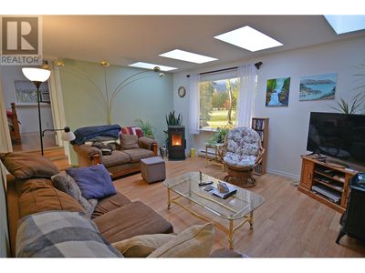 705 Giffin Ave, House other with 5 bedrooms, 3 bathrooms and null parking in Slocan BC | Image 3