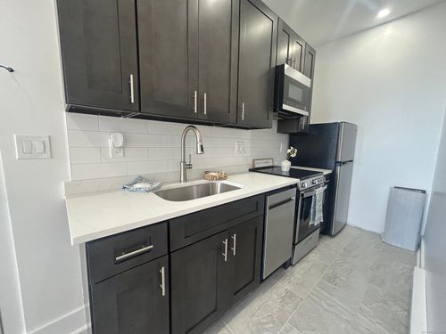 202-207 Bank St, New London, CT, 06320-6042 | Card Image