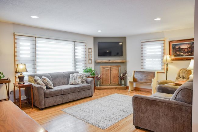 Living Room | Image 23