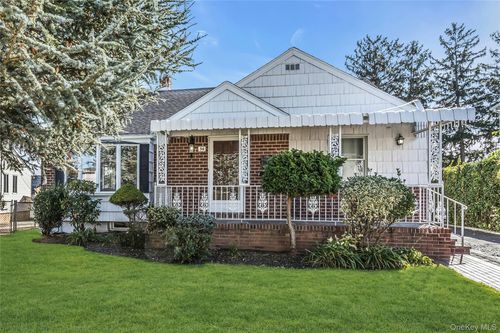 54 Camden Pl, New Hyde Park, NY, 11040-3602 | Card Image