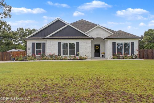 19069 Harrington Cir, Biloxi, MS, 39532-4569 | Card Image