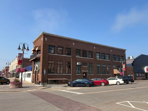 937 Broad St, Grinnell, IA, 50112-2047 | Card Image