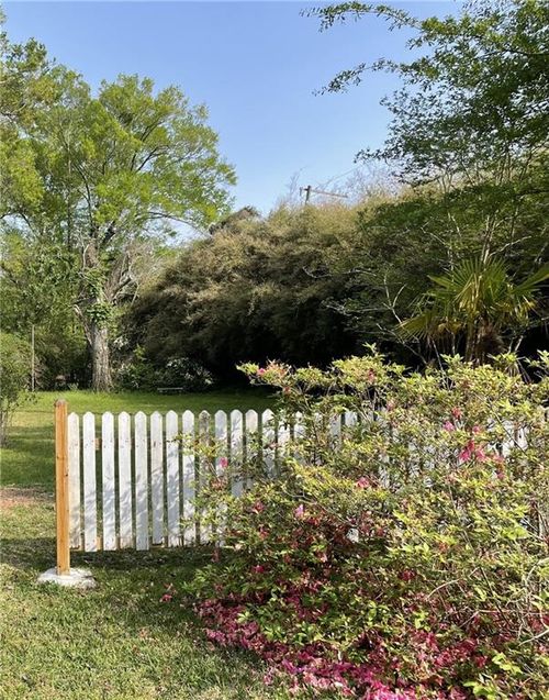2221 Monroe St, Mandeville, LA, 70448-5738 | Card Image