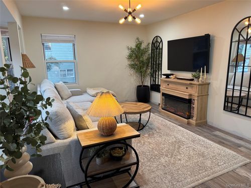 9 Lawrence St, Tappan, NY, 10983-2604 | Card Image