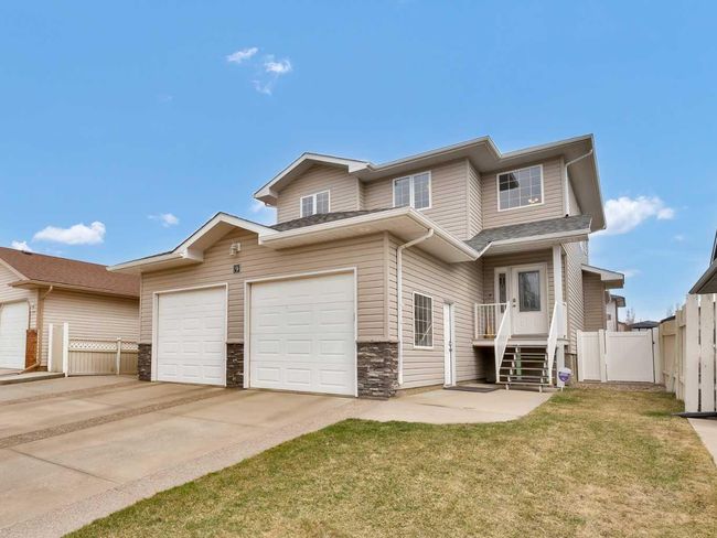 9 Sundown Close Sw, Home with 4 bedrooms, 3 bathrooms and 4 parking in Medicine Hat AB | Image 1