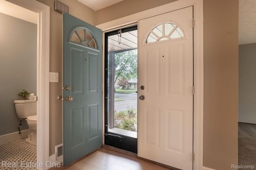 635 Randall Dr, Troy, MI, 48085-4884 | Card Image