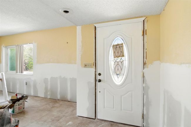 Entrance and Living Room | Image 6