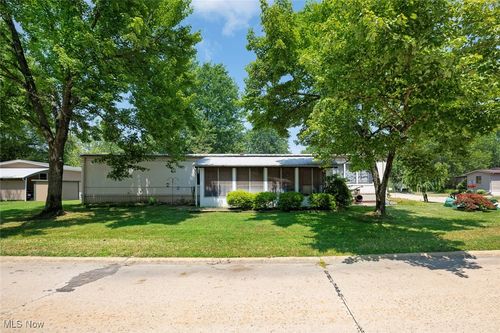 1 Overland Dr, Olmsted Twp, OH, 44138-3011 | Card Image