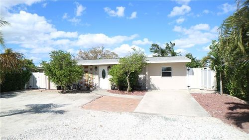 2201 Coronet St, FORT MYERS, FL, 33907-3035 | Card Image