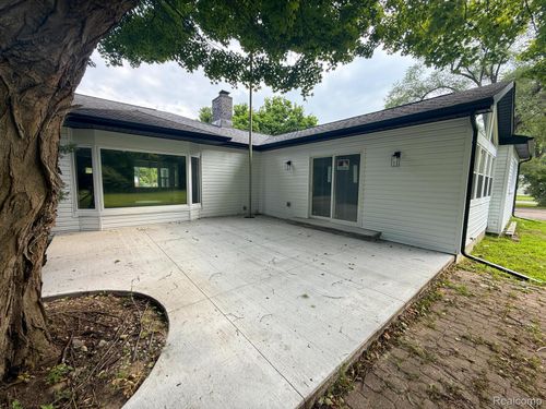 6076 Hugh St, Burton, MI, 48509-1622 | Card Image